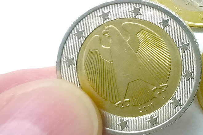 Euro Geldmünze zwischen zwei Fingern