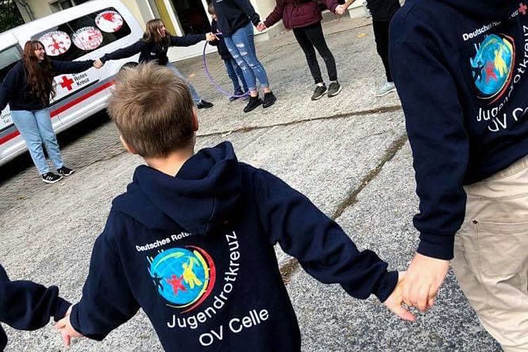 Jugendliche vom JRK Hand in Hand im Kreis