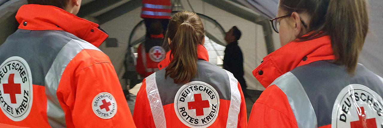 Rotkreuzteam Rotkreuzteam mit Einsatzjacken von hinten fotografiert