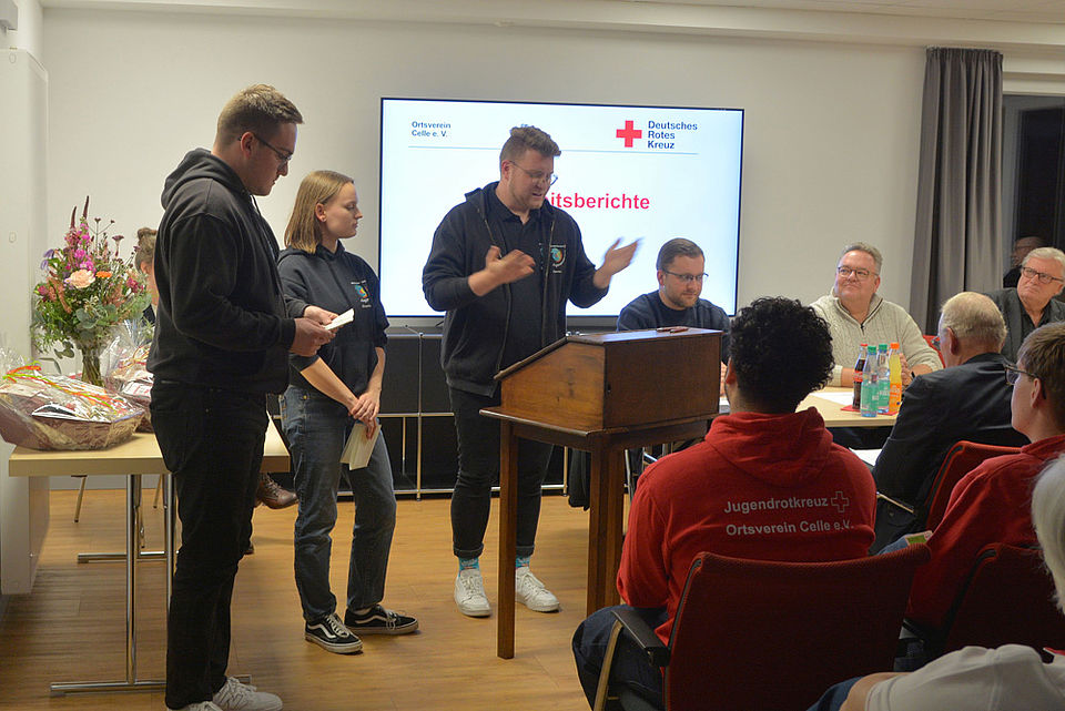 Leon Maahs (Mitte) und weitere Vertreter des Jugendrotkreuzes berichten über Aktivitäten.
