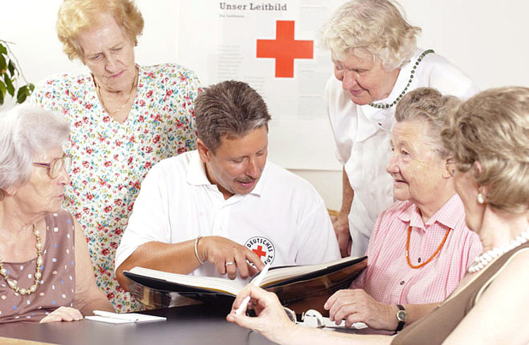 Gedächtnistraining: Dozent übt mit einer Gruppe von Senioren