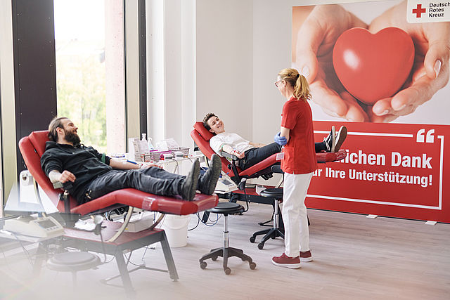 Personen bei der Blutspende