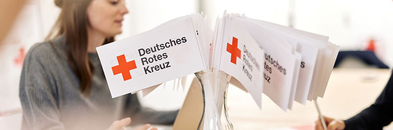 Symbolfoto: Fähnchen mit DRK - Logo