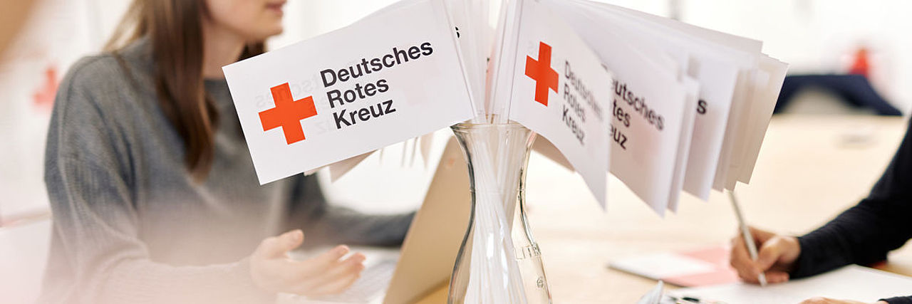 Symbolfoto: Fähnchen mit DRK - Logo