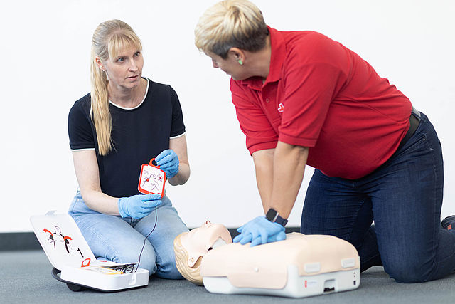 Erste Hilfe: Üben von Defibrillation