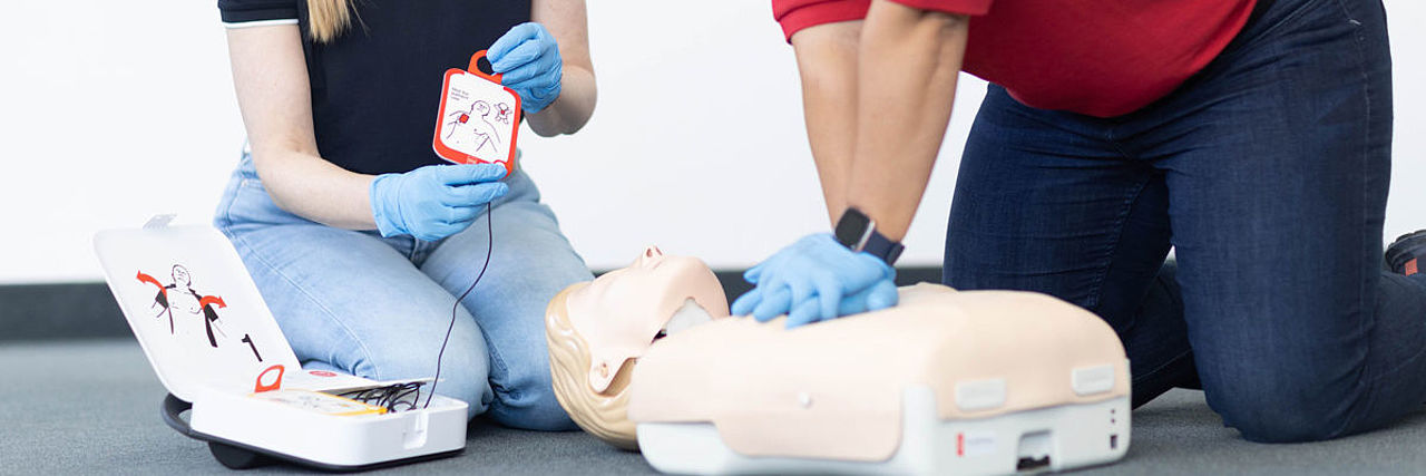 Erste Hilfe: Üben von Defibrillation
