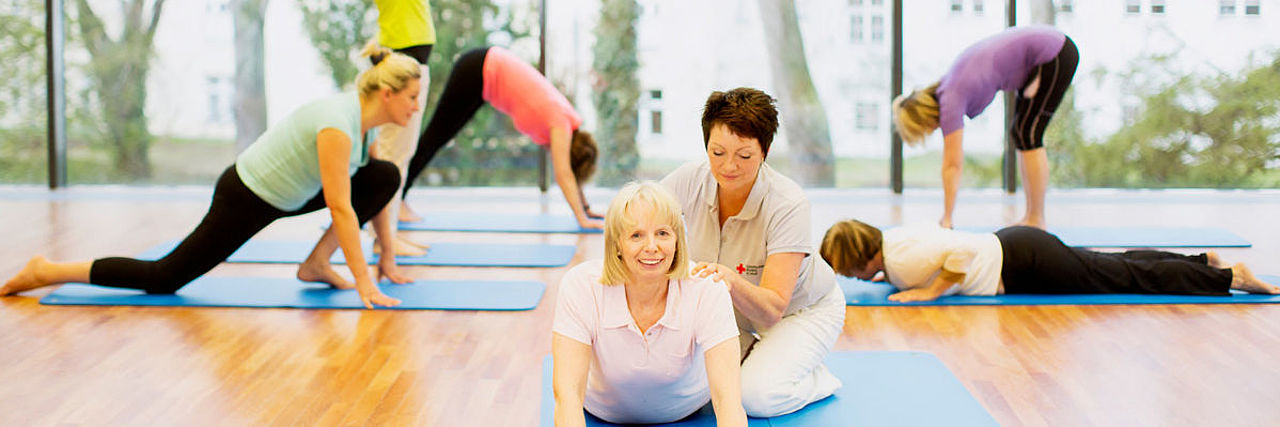Frauen beim Yoga