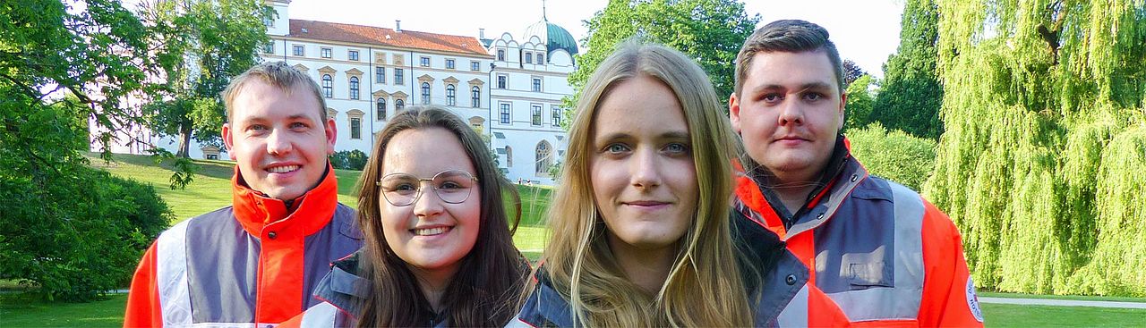 Junge Ehrenamtliche in Dienstbekleidung vorm Celler Schloss
