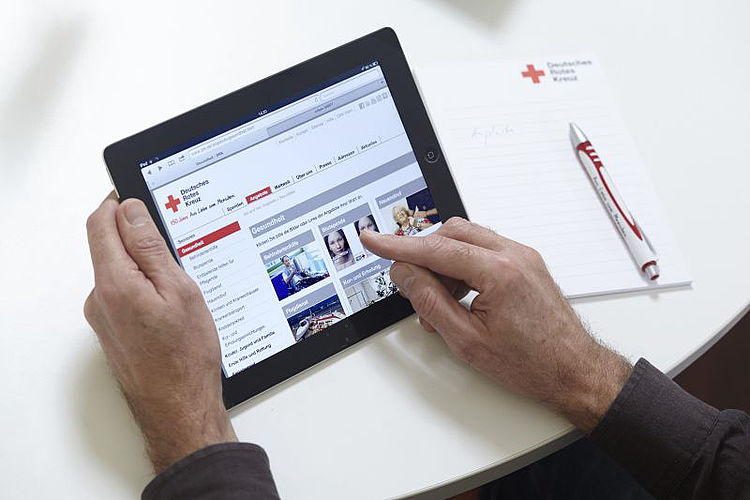Person hält Tablet in den Händen