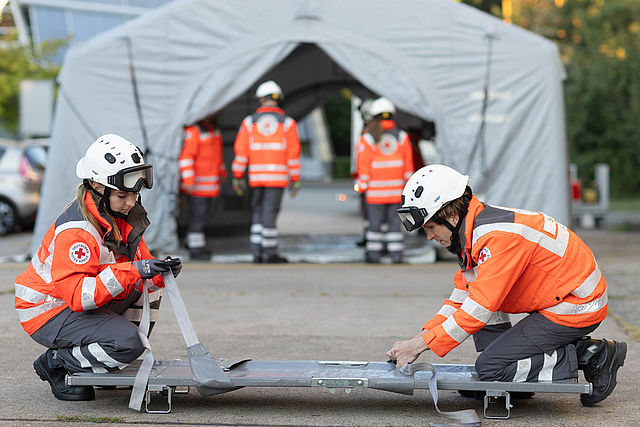 Bereitschaft im Einsatz mit Zelt und Trage