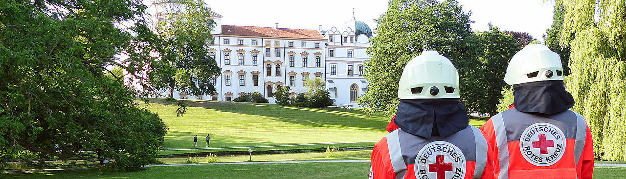 Rotkreuzteam vorm Celler Schloss