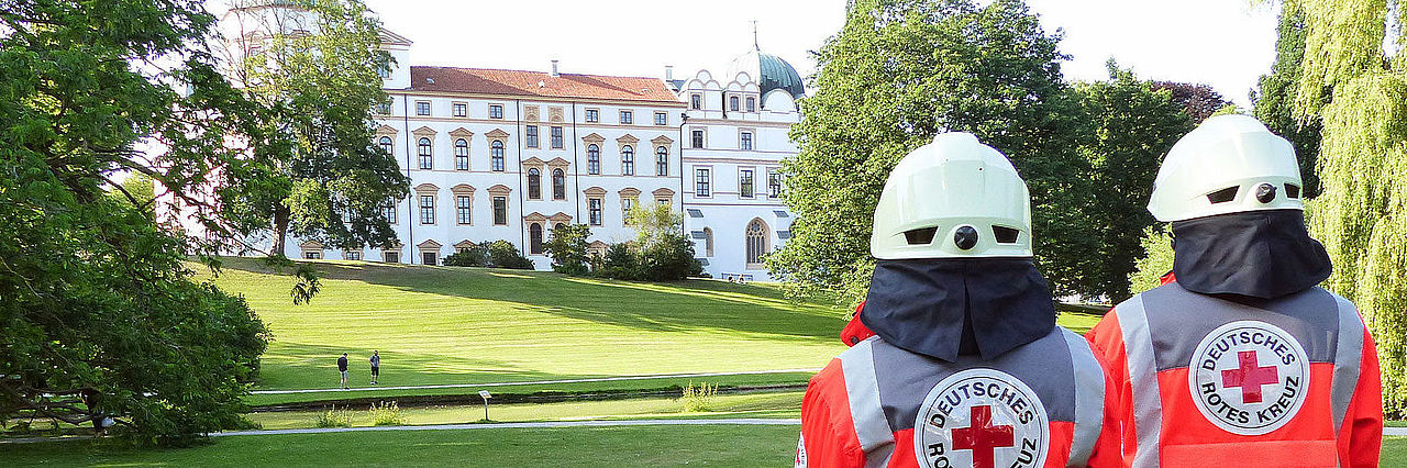 Rotkreuzteam vorm Celler Schloss Rotkreuzteam vorm Celler Schloss