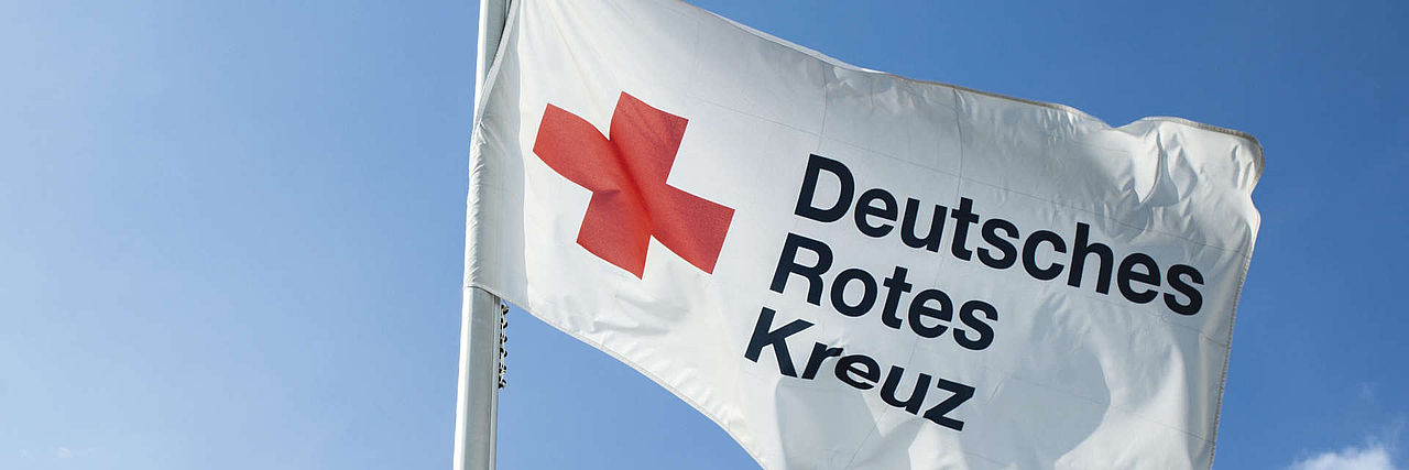 Wehende Fahne mit DRK-Logo