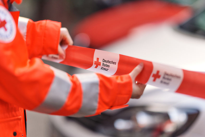 Symbolfoto Absperrband mit DRK - Logo