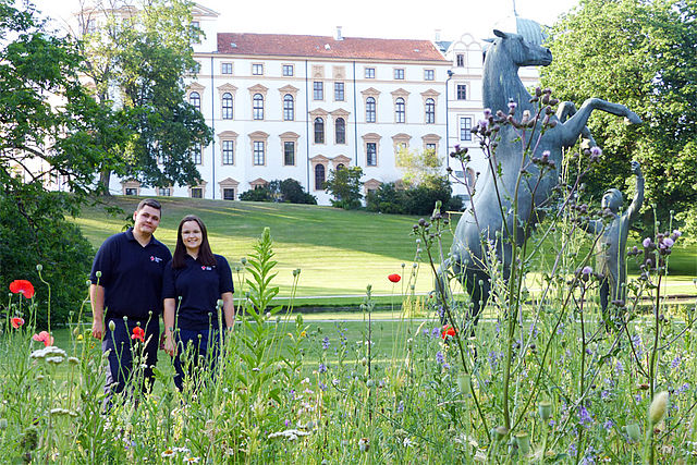 Zwei Ehrenamtliche im Schlosspark
