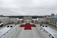 Menschen bilden ein Rotes Kreuz vor dem Brandenburger Tor in Berlin