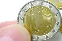 Euro Geldmünze zwischen zwei Fingern