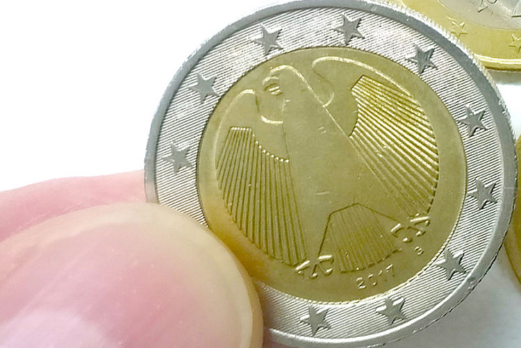 Euro Geldmünze zwischen zwei Fingern