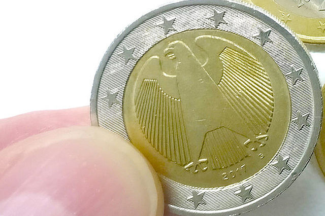 Euro Geldmünze zwischen zwei Fingern