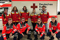 JRK Team in Dienstbekleidung vor einem Rettungswagen