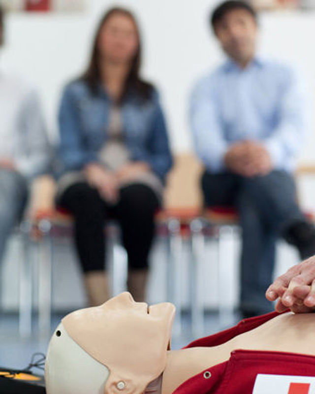 Übung Reanimation an einer Übungspuppe