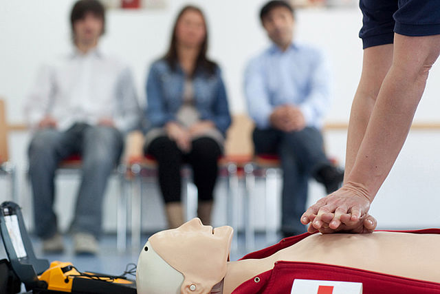 Übung Reanimation an einer Übungspuppe