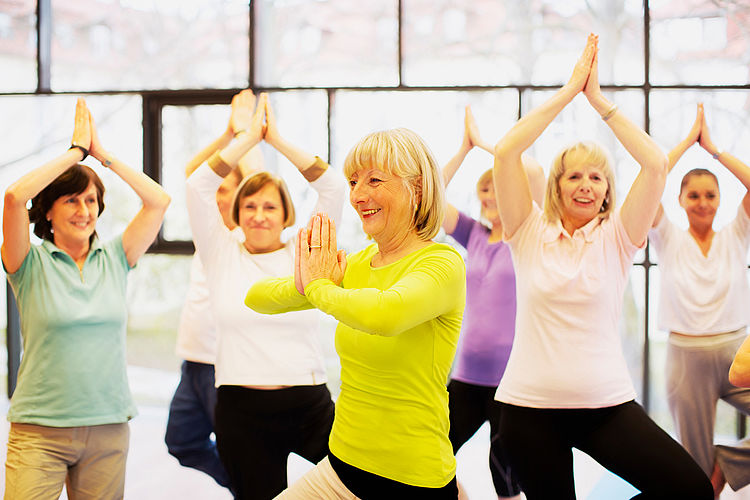 Frauen beim Yoga