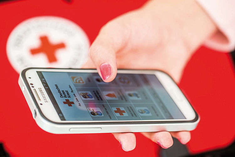 Smartphone liegt in einer Hand