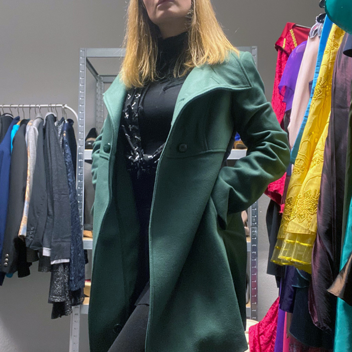 Kleiderbasar Frau mit Mantel
